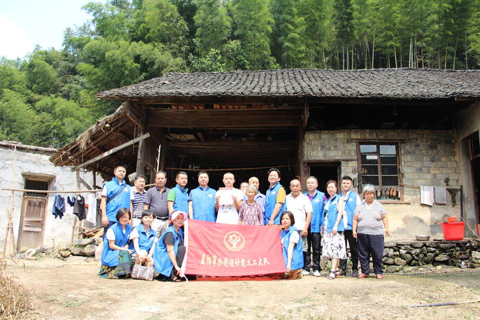 干职工与龚建奎同志、何澄清同志及邓凯云家人合影.jpg