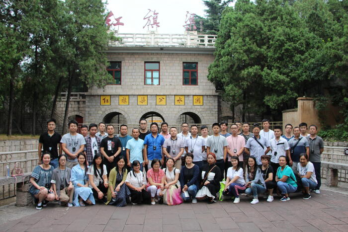 红旗渠分水闸处合影（一）.jpg
