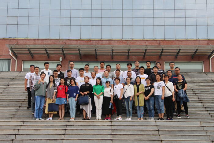 在红旗渠干部学院前的合影.jpg
